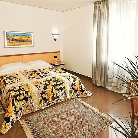 Hotel Bahnhof Haus Кьяссо Экстерьер фото