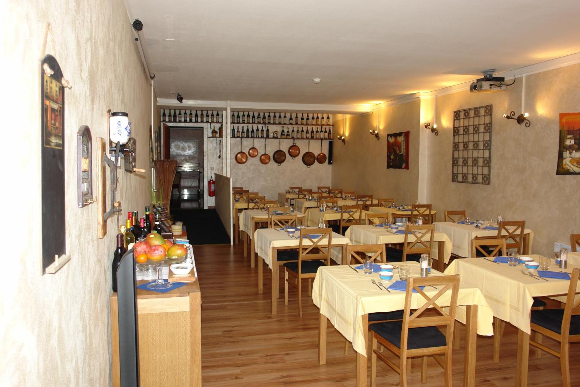 Hotel Bahnhof Haus Кьяссо Экстерьер фото
