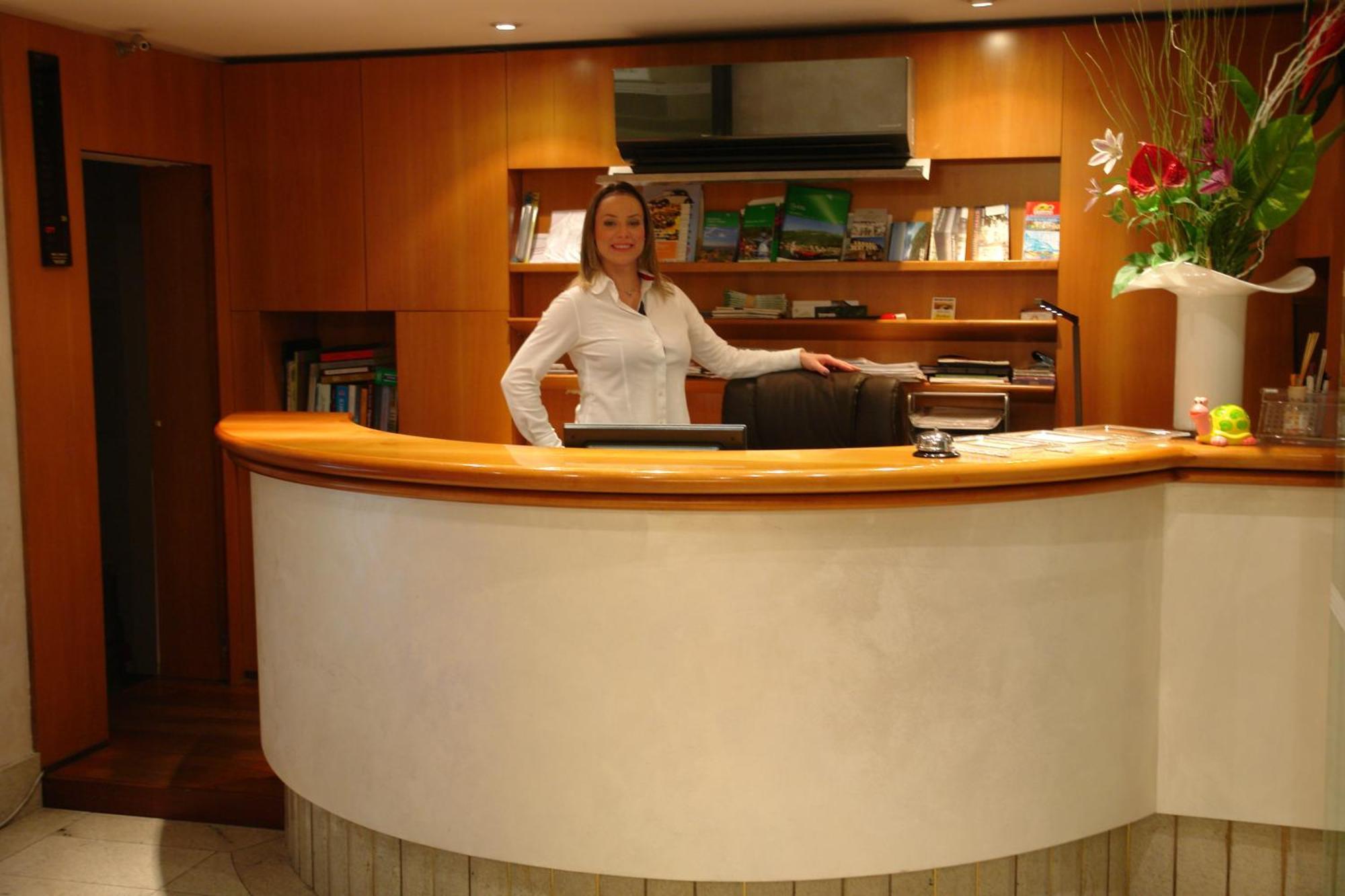 Hotel Bahnhof Haus Кьяссо Экстерьер фото