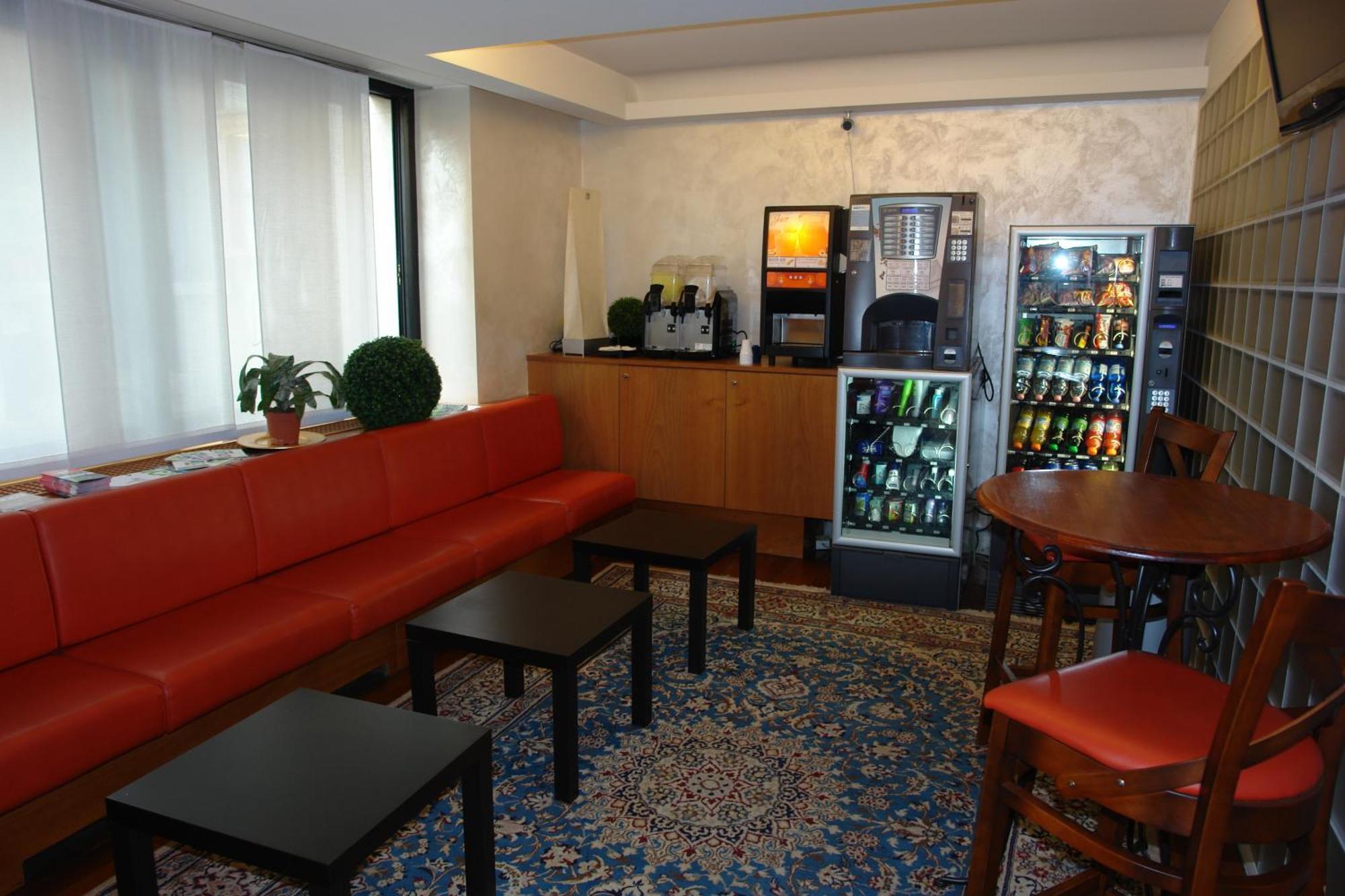 Hotel Bahnhof Haus Кьяссо Экстерьер фото