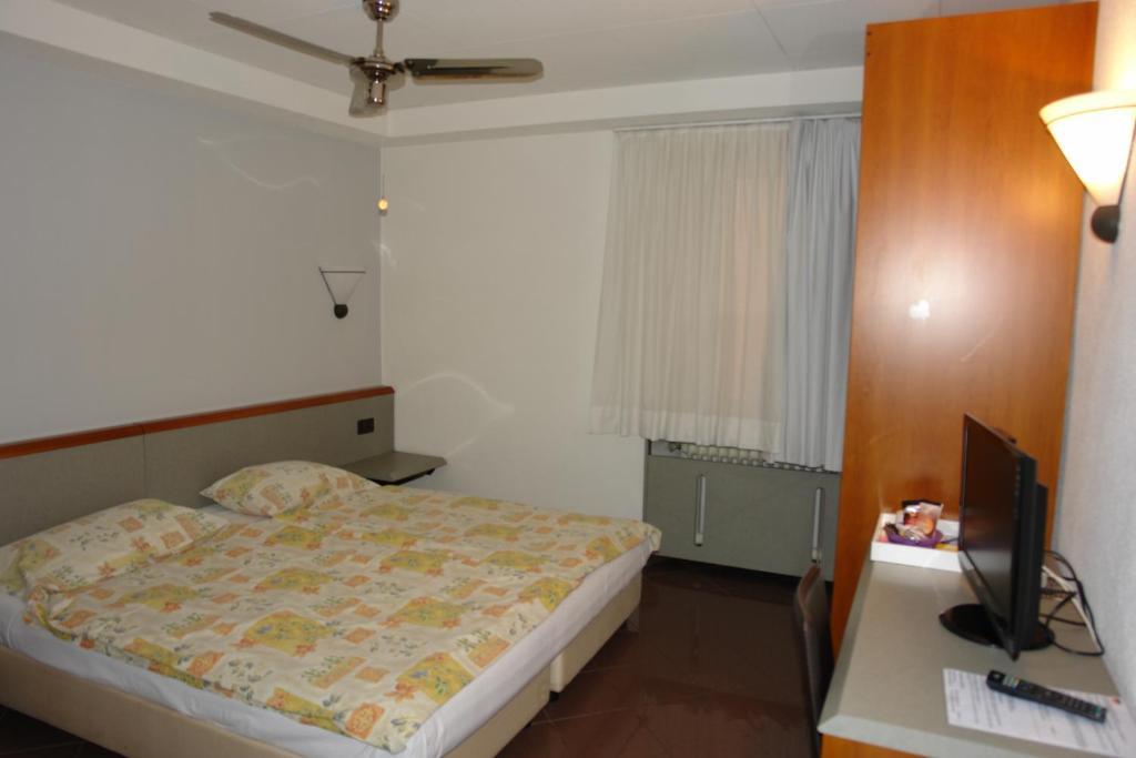 Hotel Bahnhof Haus Кьяссо Номер фото