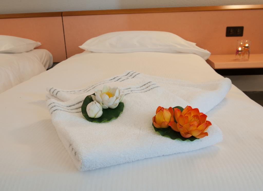 Hotel Bahnhof Haus Кьяссо Экстерьер фото