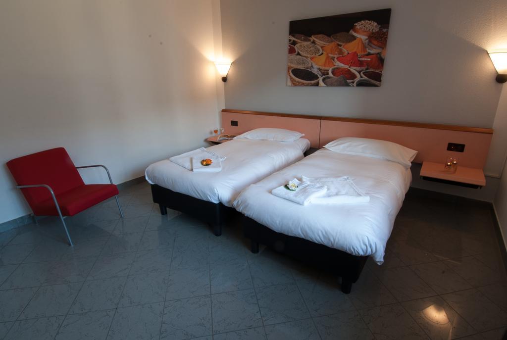 Hotel Bahnhof Haus Кьяссо Экстерьер фото