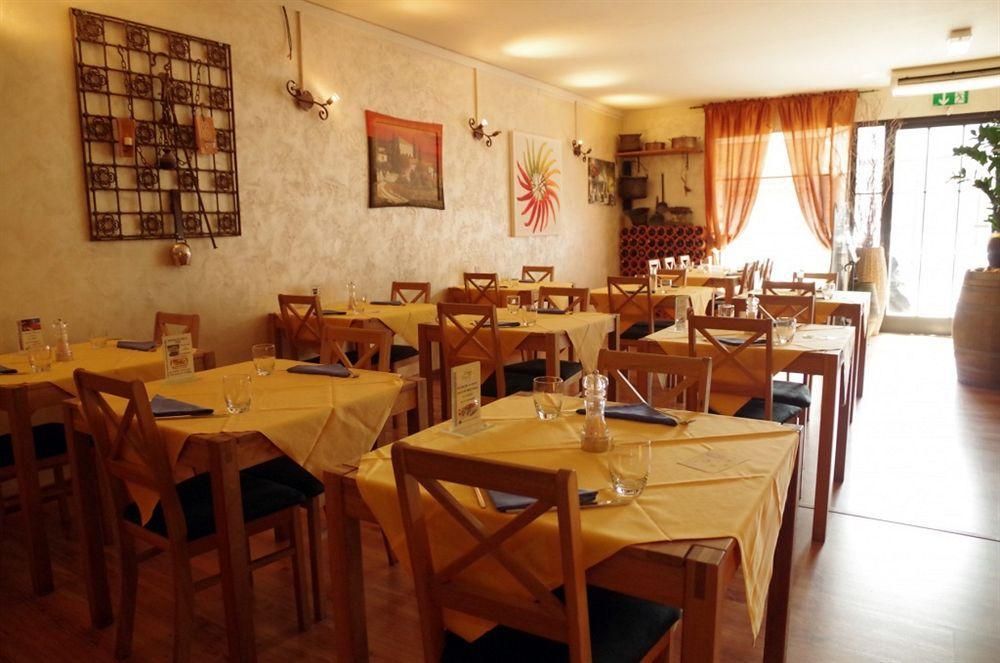Hotel Bahnhof Haus Кьяссо Экстерьер фото