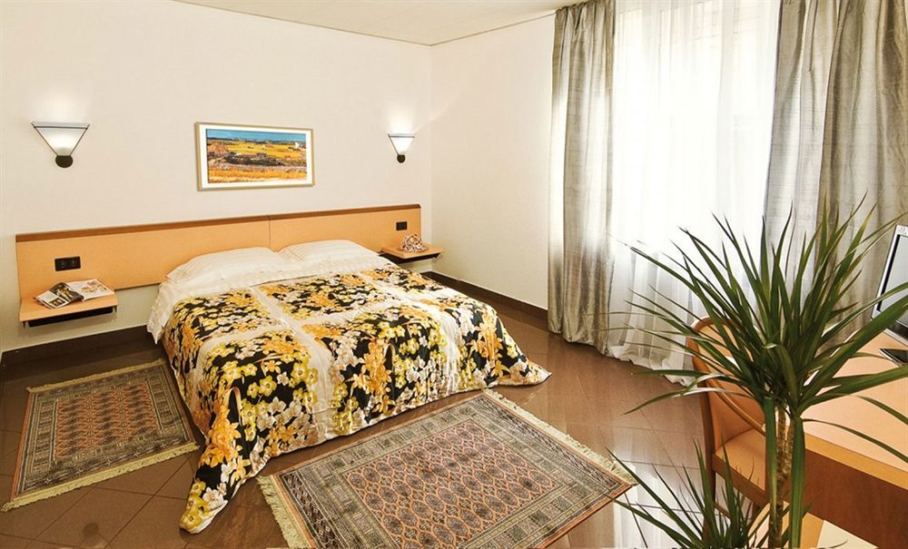 Hotel Bahnhof Haus Кьяссо Экстерьер фото