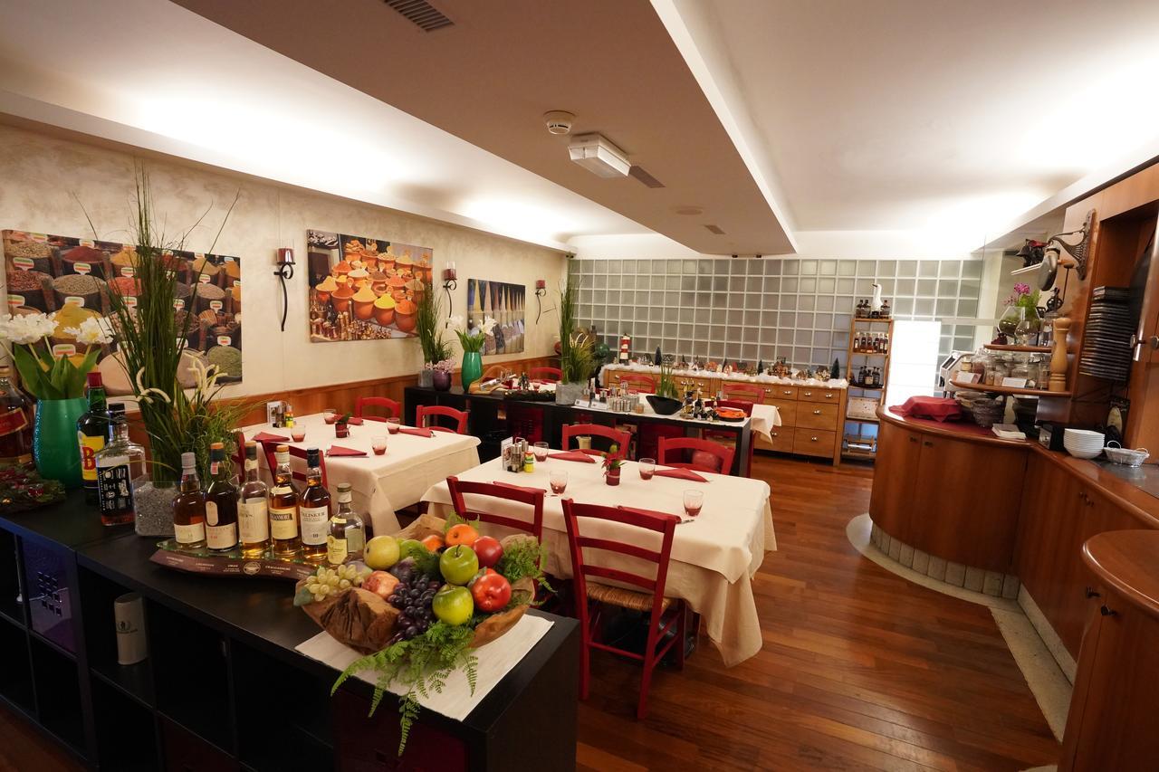 Hotel Bahnhof Haus Кьяссо Экстерьер фото