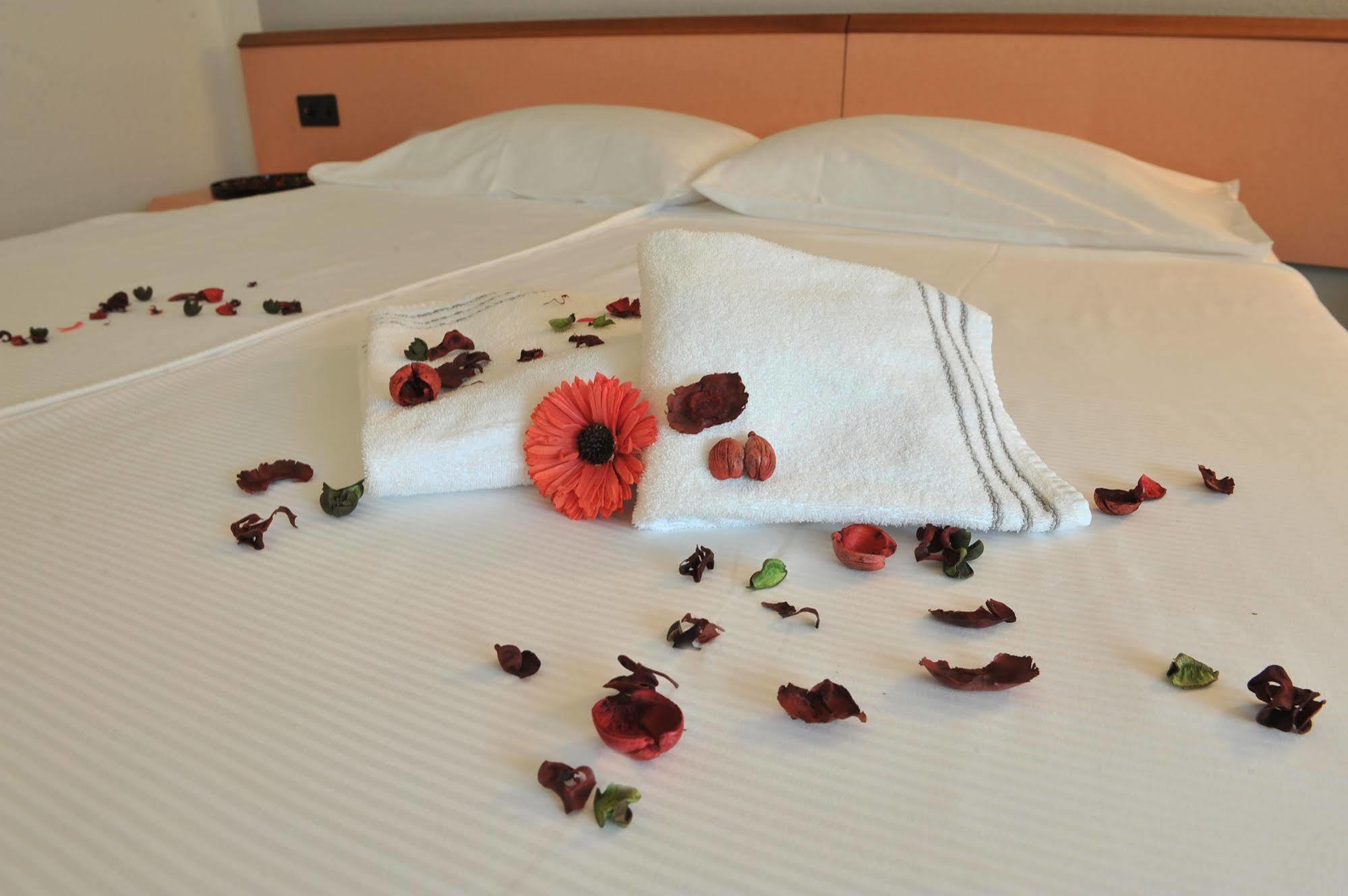 Hotel Bahnhof Haus Кьяссо Экстерьер фото