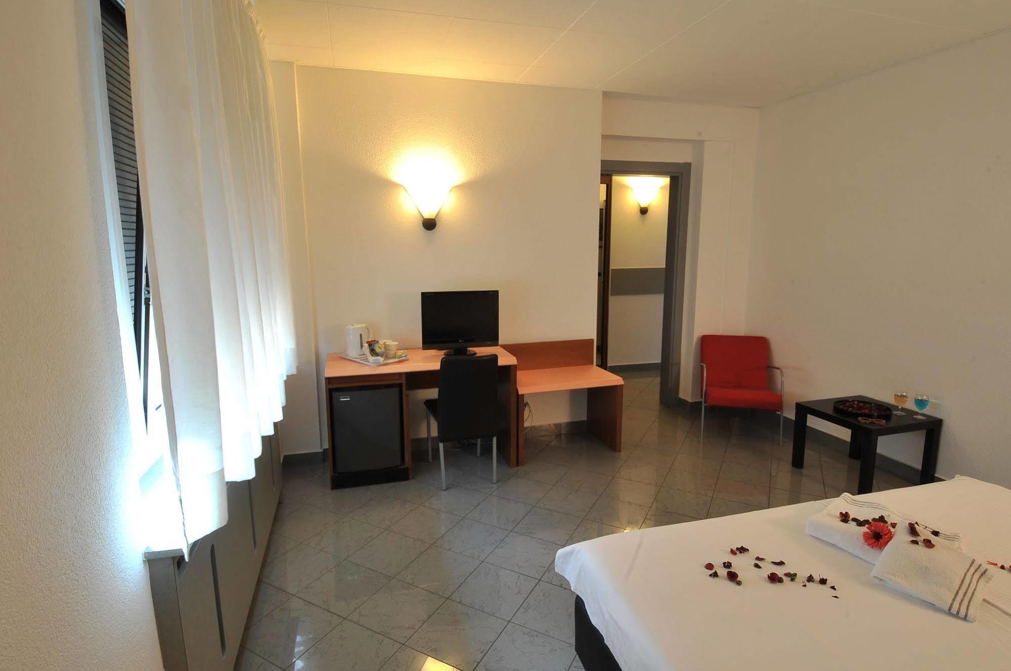 Hotel Bahnhof Haus Кьяссо Экстерьер фото
