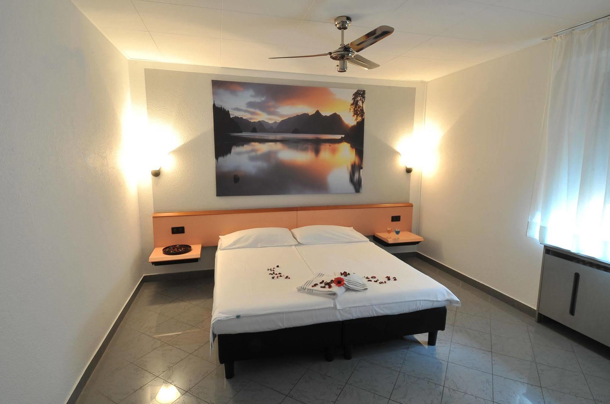 Hotel Bahnhof Haus Кьяссо Экстерьер фото