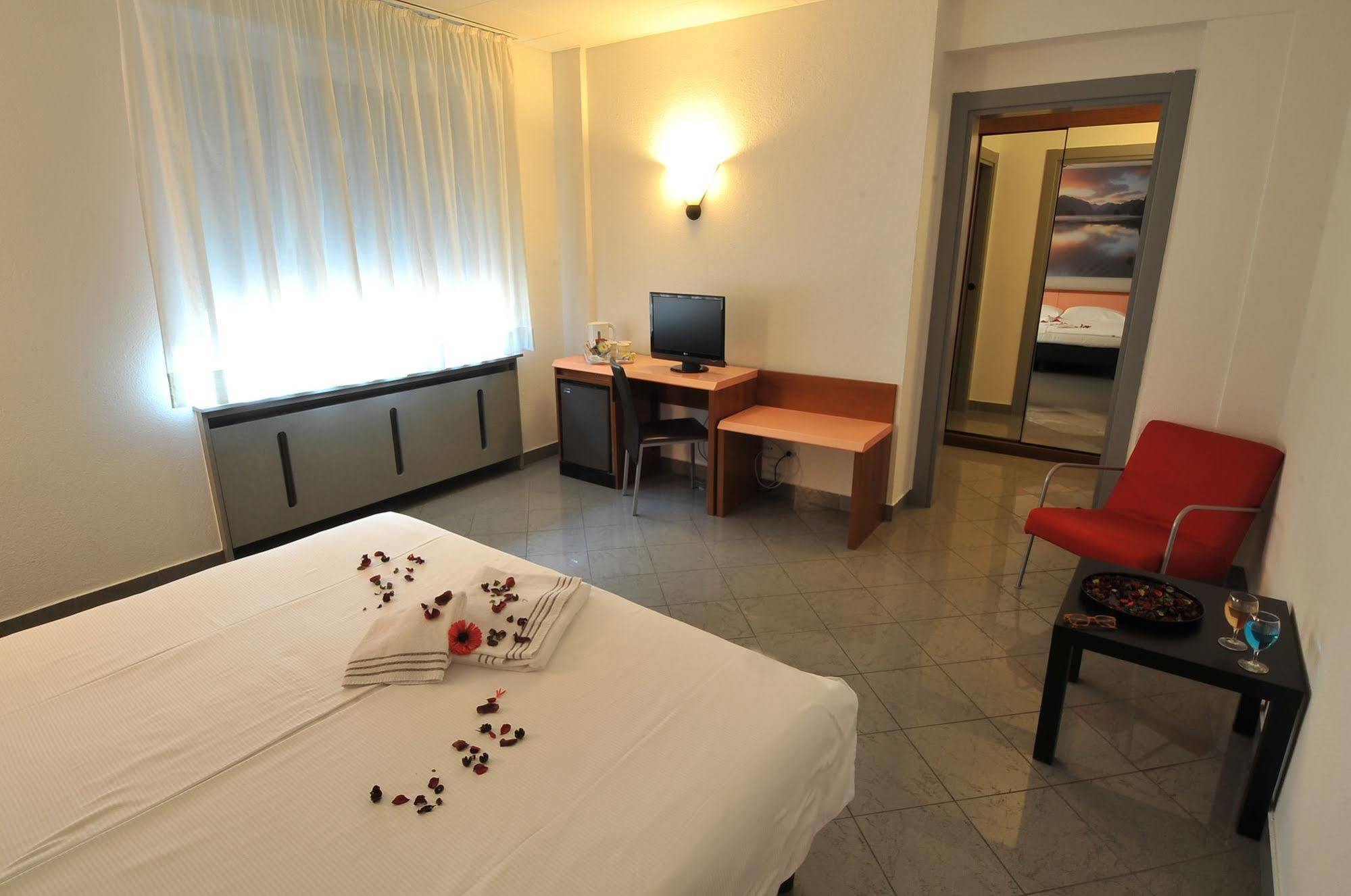 Hotel Bahnhof Haus Кьяссо Экстерьер фото