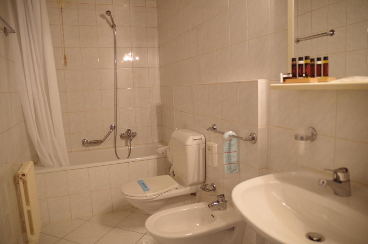 Hotel Bahnhof Haus Кьяссо Экстерьер фото