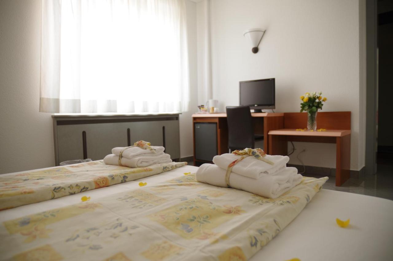 Hotel Bahnhof Haus Кьяссо Экстерьер фото