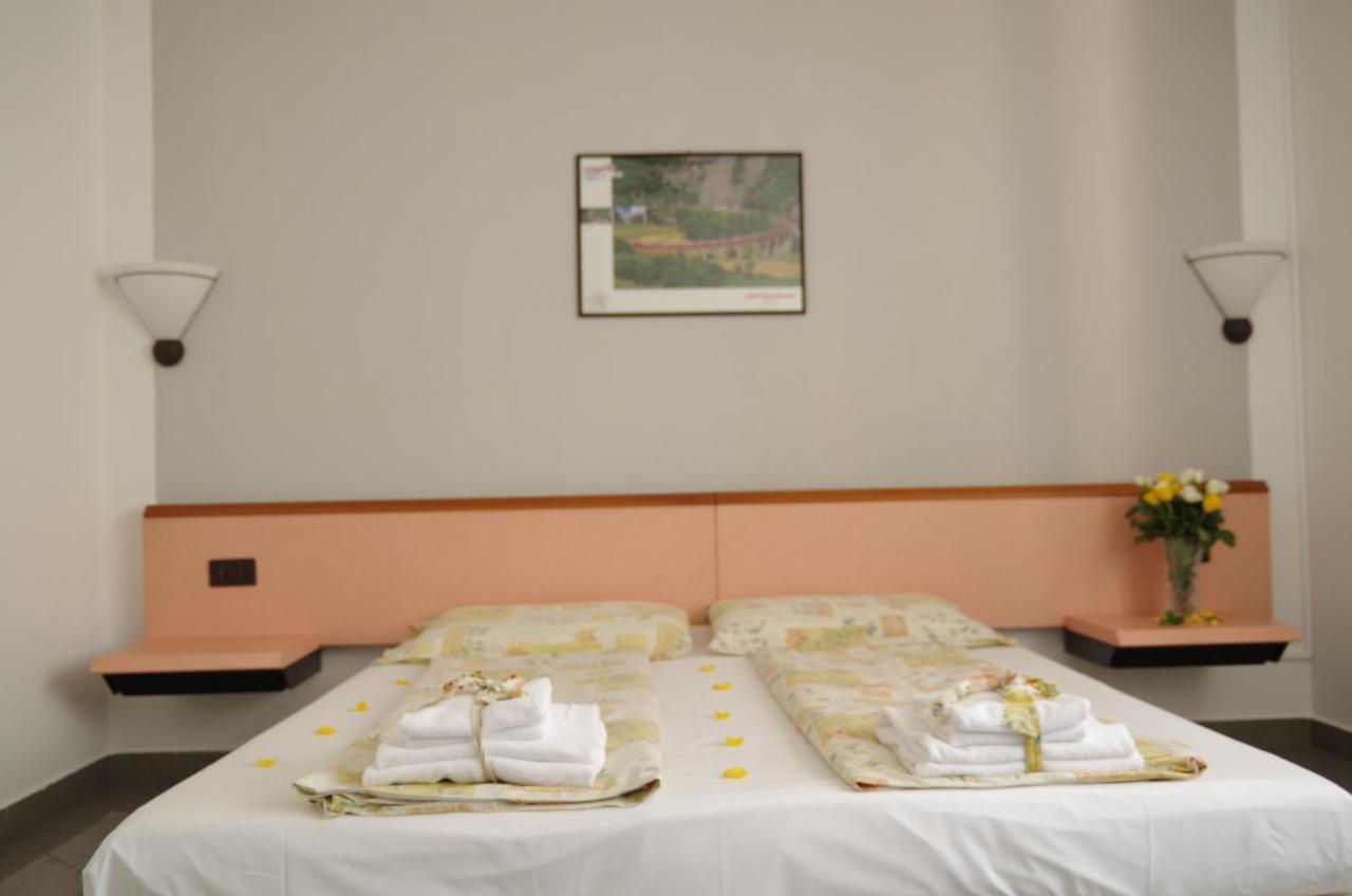 Hotel Bahnhof Haus Кьяссо Экстерьер фото