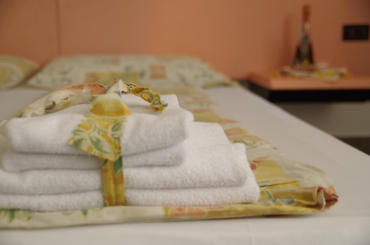 Hotel Bahnhof Haus Кьяссо Экстерьер фото