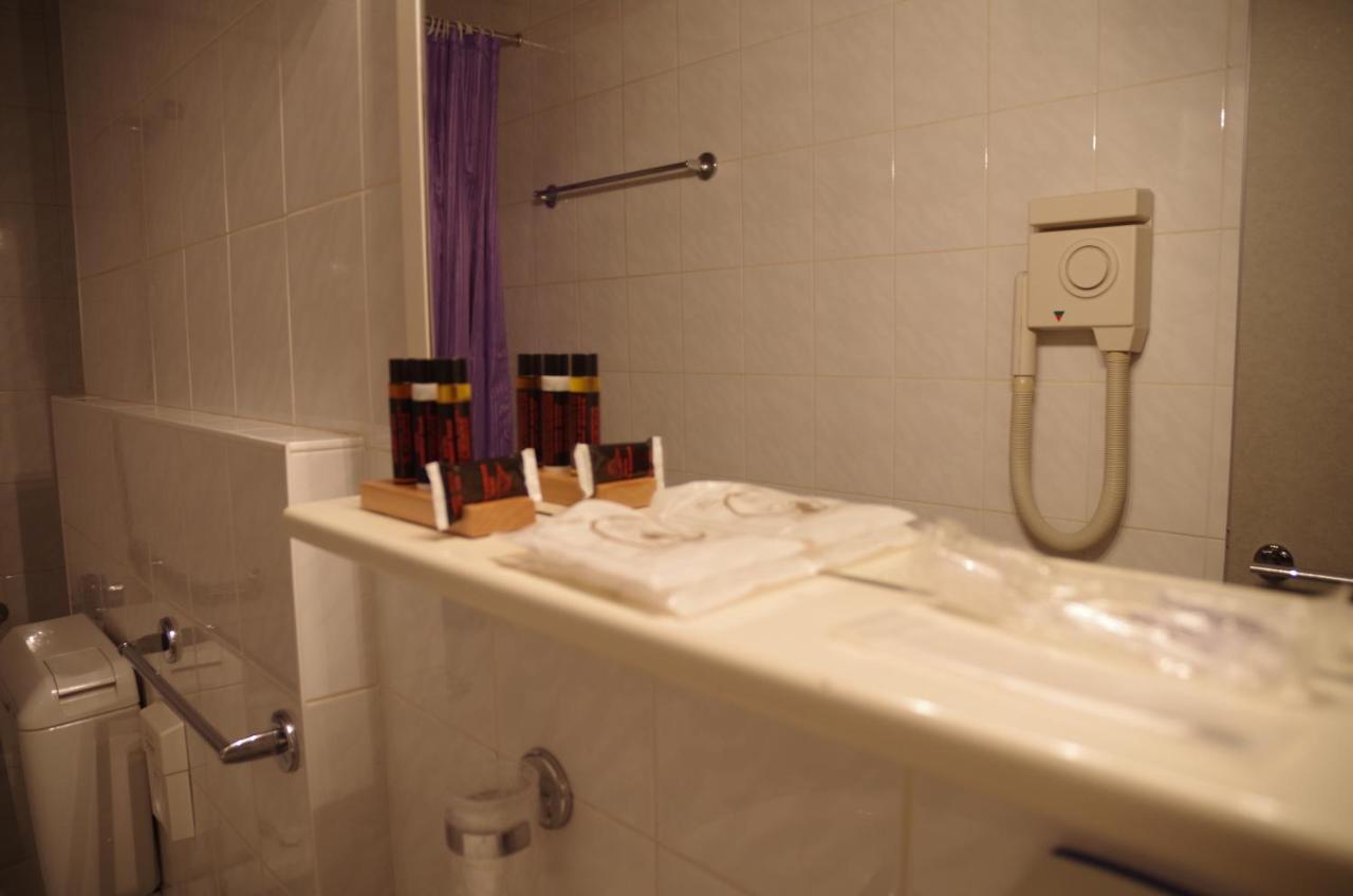 Hotel Bahnhof Haus Кьяссо Экстерьер фото