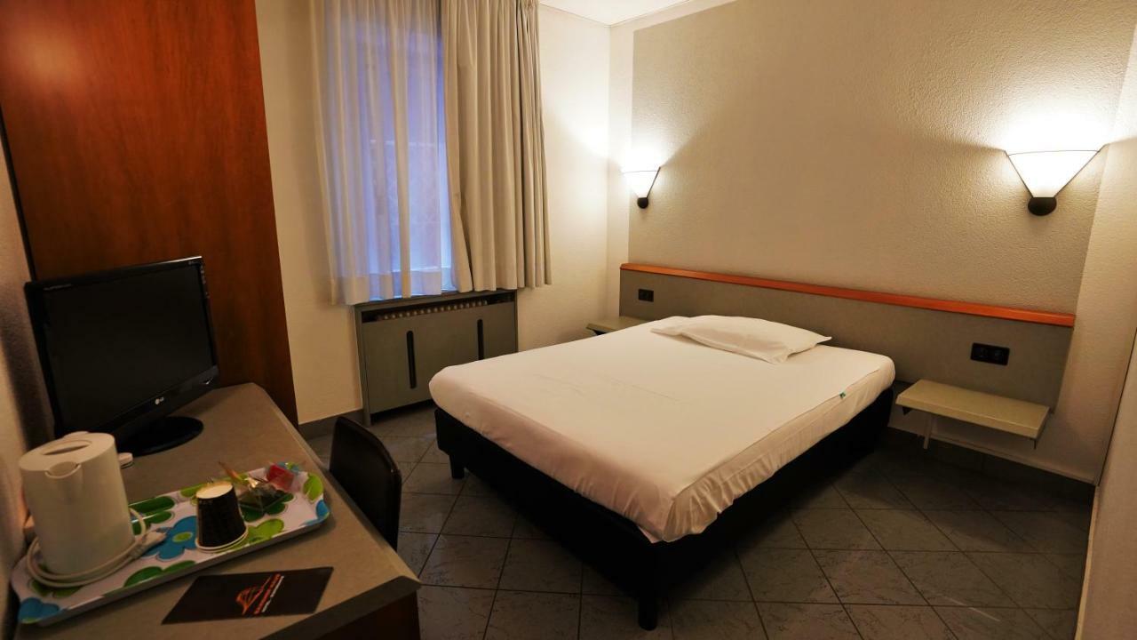 Hotel Bahnhof Haus Кьяссо Экстерьер фото